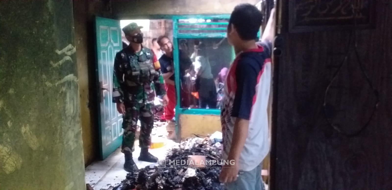 Babinsa Koramil Panjang Monitor Kebakaran Rumah di Wilayah Binaan