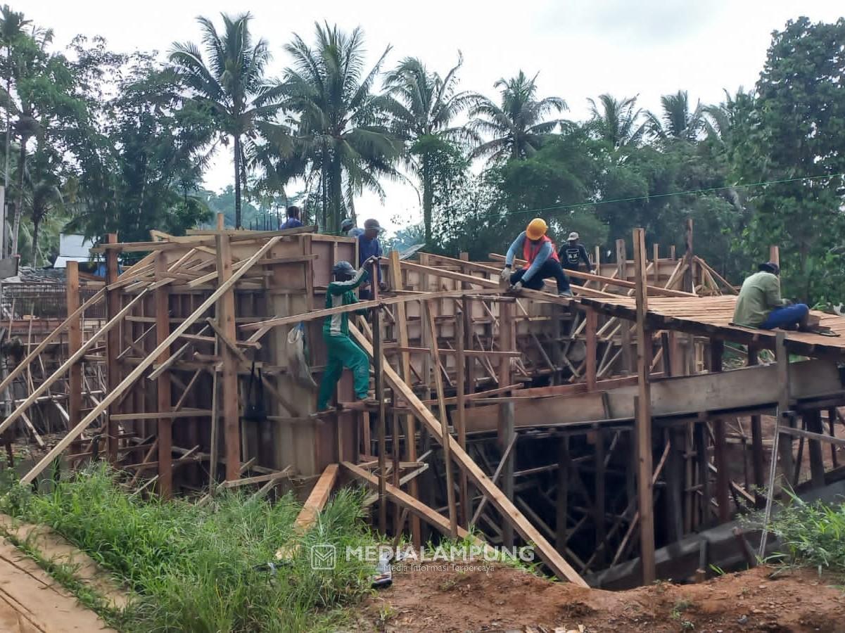 Pengerjaan Jembatan Way Rilau di Addendum