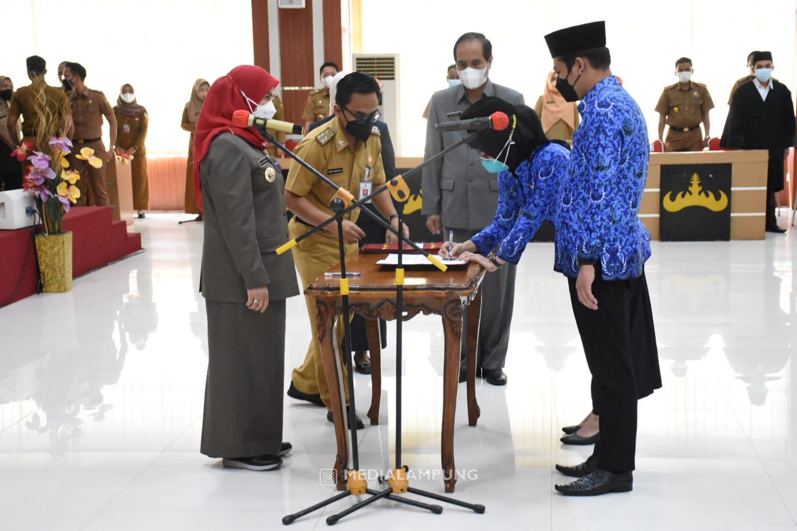 Lantik Pejabat Fungsional, Eva Ajak PNS Taati Aturan