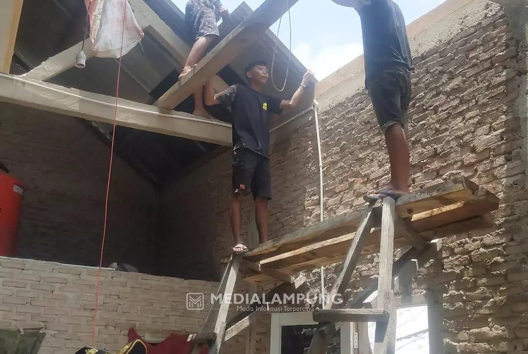 Diterjang Angin Kencang, Empat Rumah Rusak, Satu Orang Tewas Tersengat Listrik