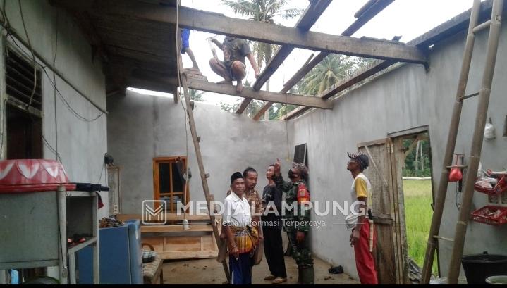 Personel Kodim 0424 Bantu Bersihkan Sisa Tiupan Angin Kencang di Wargomulyo