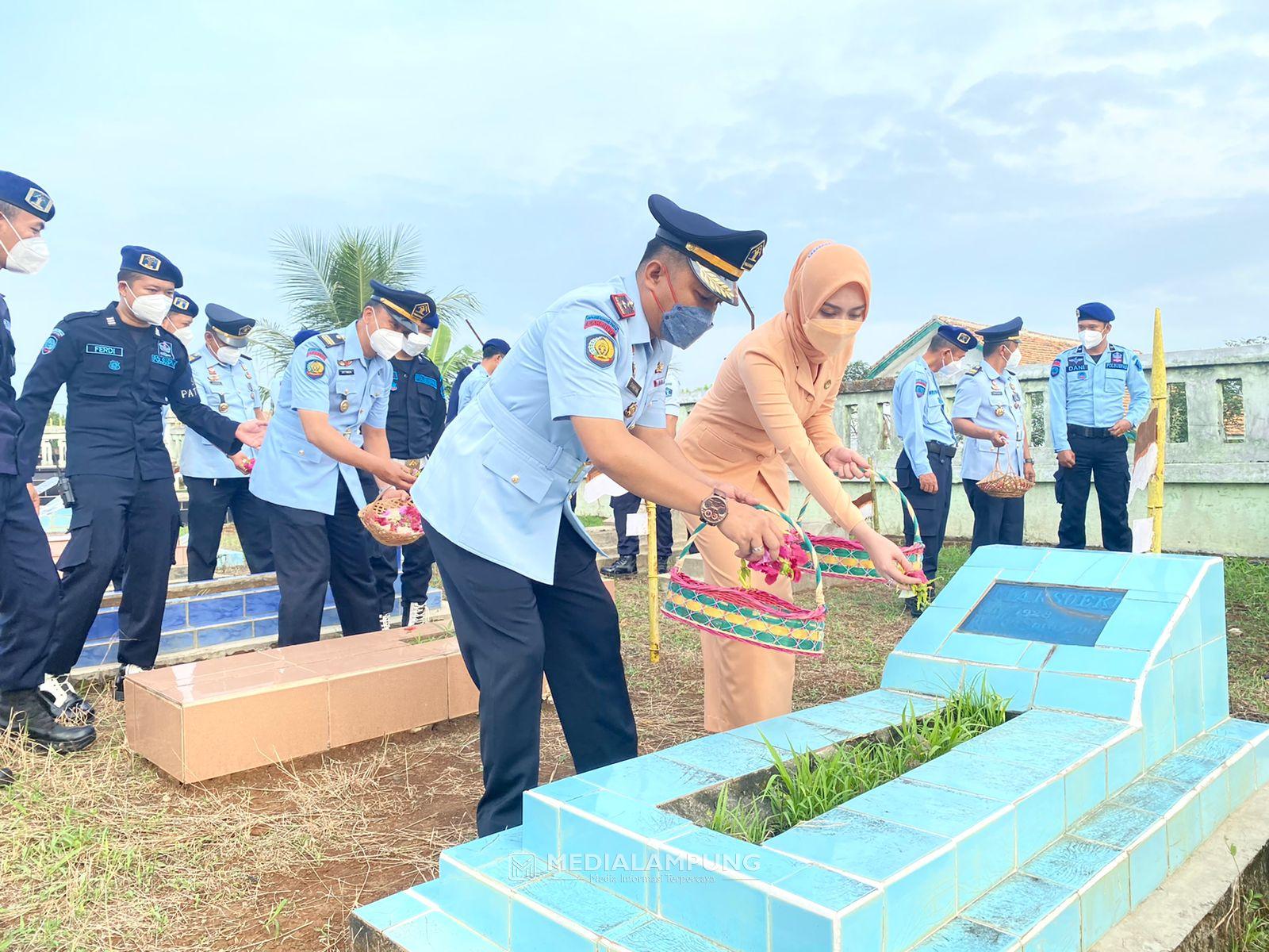 Kalapas Waykanan Tabur Bunga di Taman Makam Pahlawan