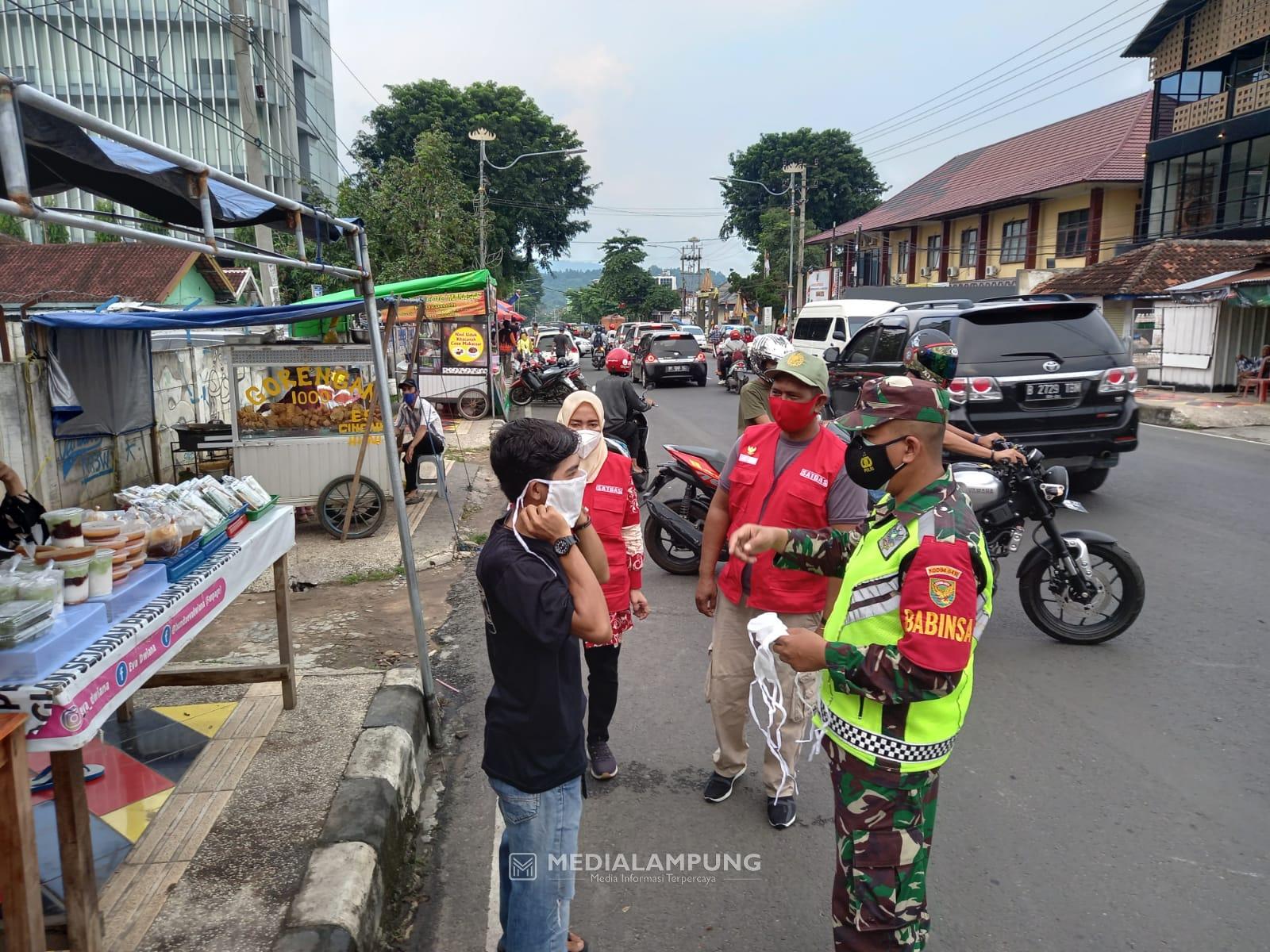 Patroli Wilayah, Babinsa Koramil TBU Ingatkan Warga Patuhi Prokes