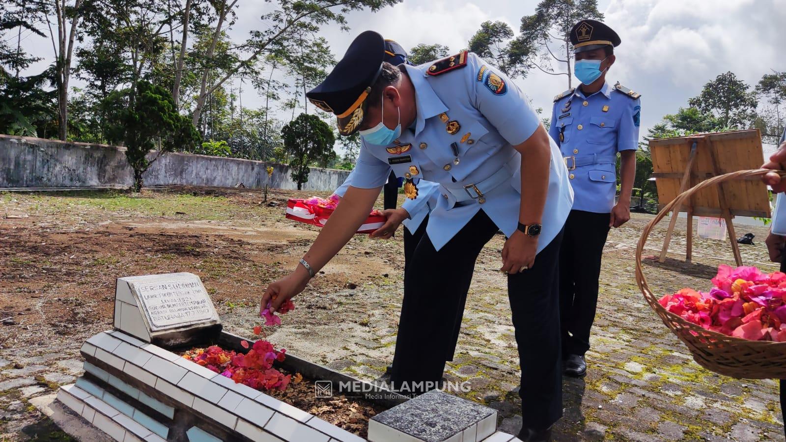Rutan Krui Gelar Ziarah dan Tabur Bunga di TMP Liwa