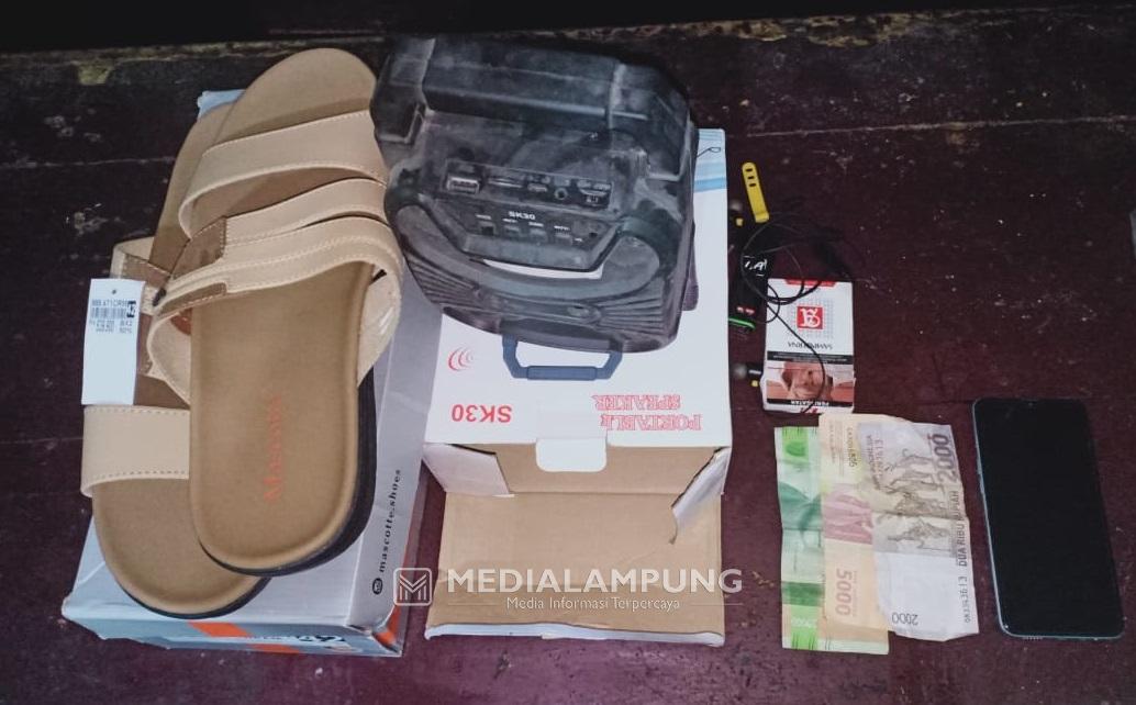 Ambil Sendal dan Speaker, Aksi Pembobol Toko Terekam CCTV