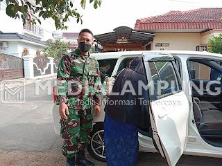 Babinsa Koramil Kedaton, Serda Gaguk Triatno Fasilitasi Warga Vaksinasi