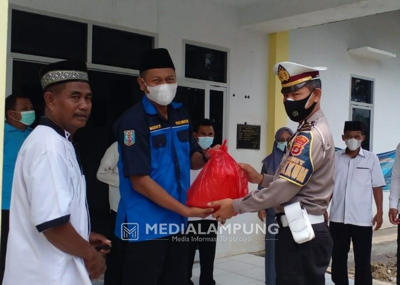 Peringati Sumpah Pemuda, Satlantas Polres Waykanan Bagikan Paket Sembako