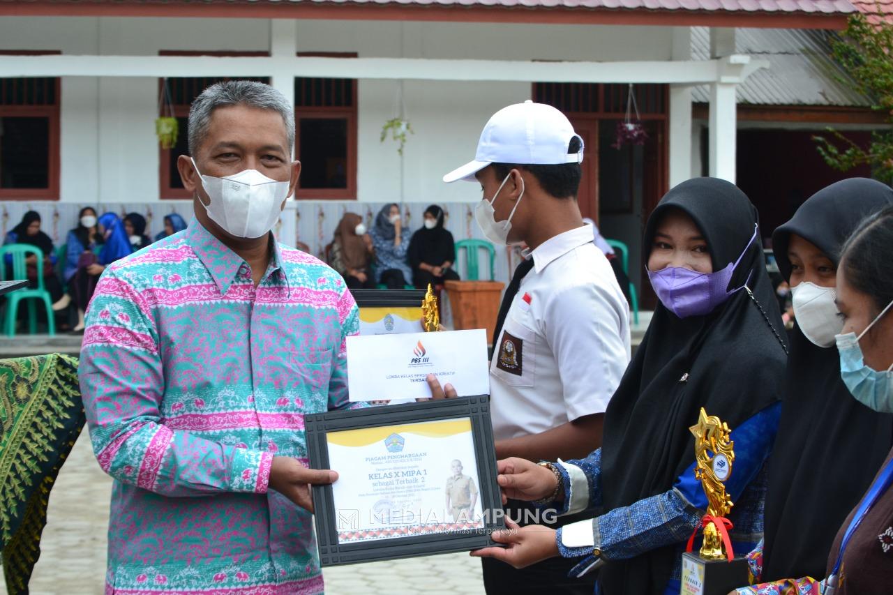 Tim GLD Lambar Puji Perayaan Bahasa dan Sastra SMAN 2 Liwa