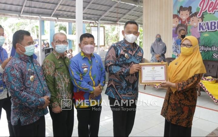 Pekon Panggungrejo Utara Terima Penghargaan Pekon Layak Anak dari Wabup Pringsewu