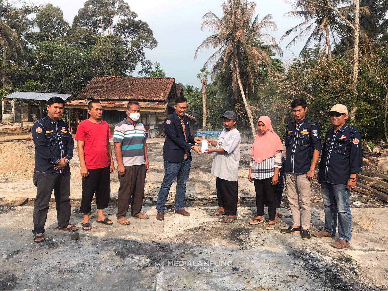 Karang Taruna Pesbar Serahkan Donasi Kepada Korban Kebakaran Pasar Way Heni