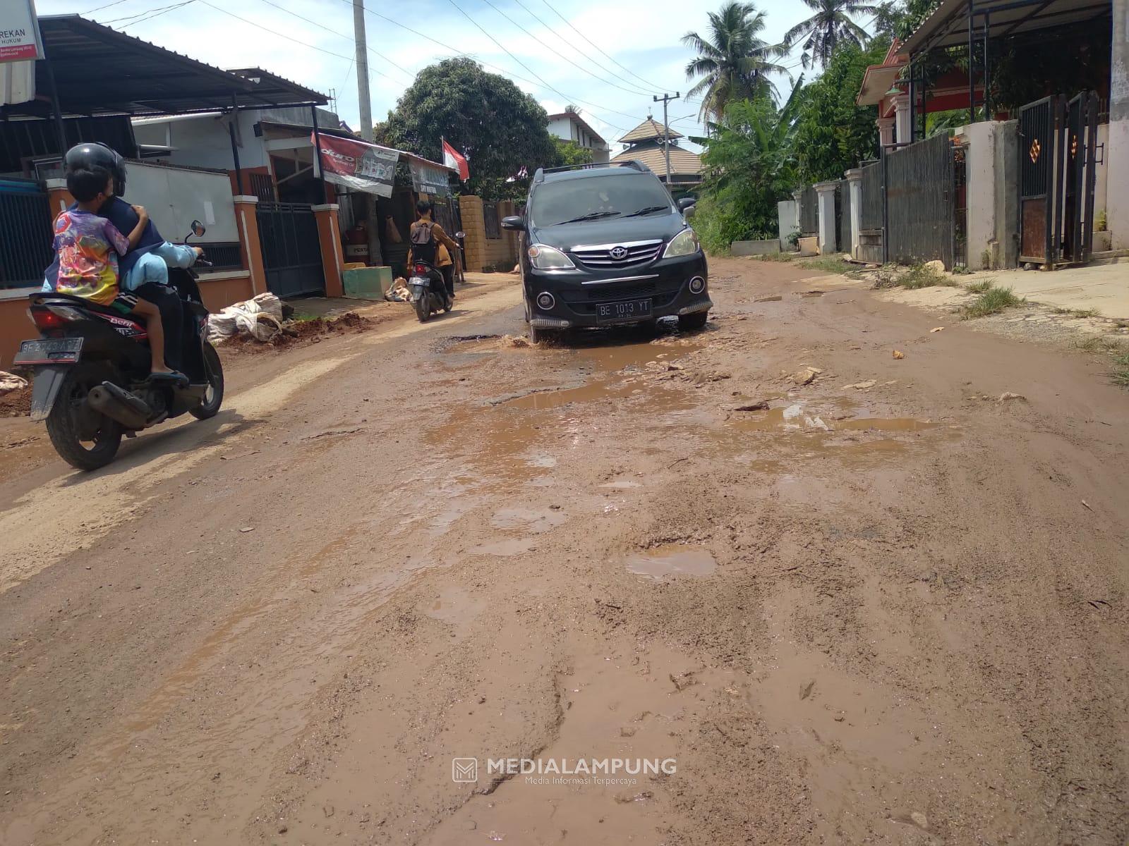 Kerusakan Jalan Padatkarya Hingga Kini Belum Diperbaiki