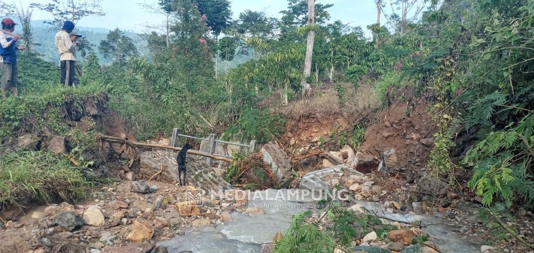 Jembatan Putus Dihantam Banjir, Warga Pemangku Pikah Atarkuwau Terisolir