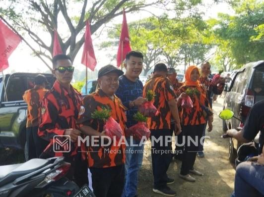 MPC PP Pringsewu Bagikan 5.000 Bibit Tanaman