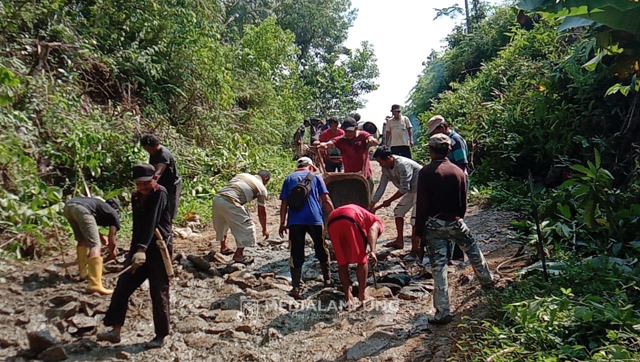 Warga Masih Swadaya Perbaiki Jalan Poros Bumi Ratu