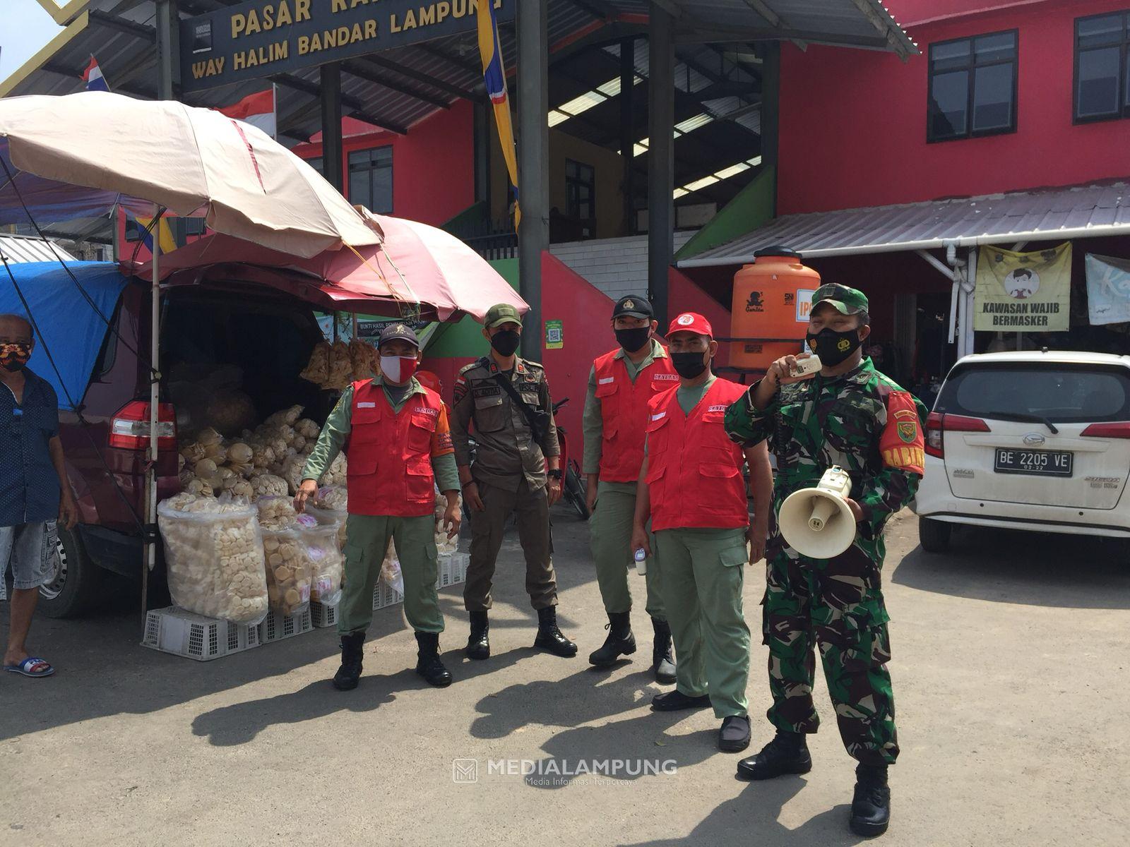 Babinsa Koramil TKT Bersama Satgas Covid Imbau Pengunjung Pasar untuk Terapkan Prokes