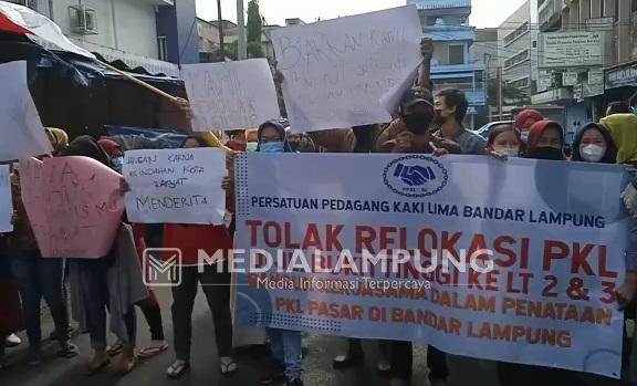 Puluhan PKL Menolak Relokasi ke Pasar Bambu Kuning