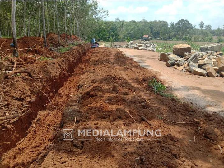 Dengan Dana Desa, Kampung Kota Bumi Bangun Jalan Onderlagh Sepanjang 600 Meter