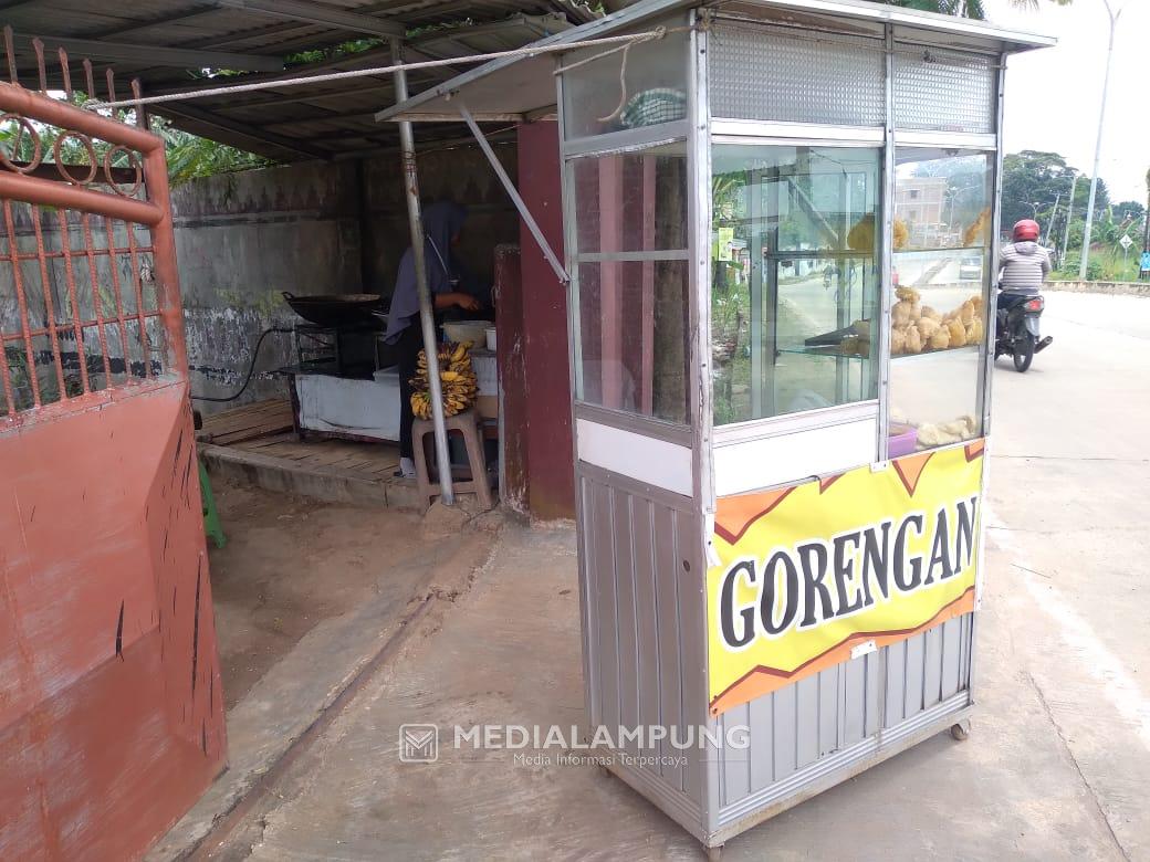 Kenaikan Harga Minyak Goreng Memberatkan Penjual Gorengan di Bandarlampung