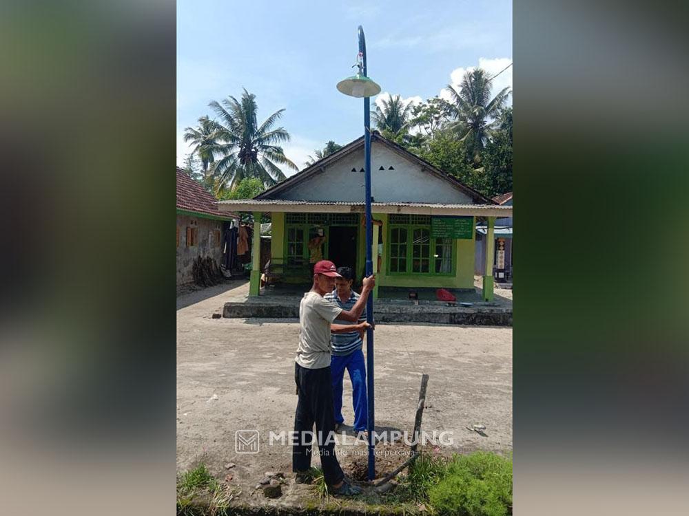 Pekon Way Napal Pasang 250 Unit Lampu Jalan