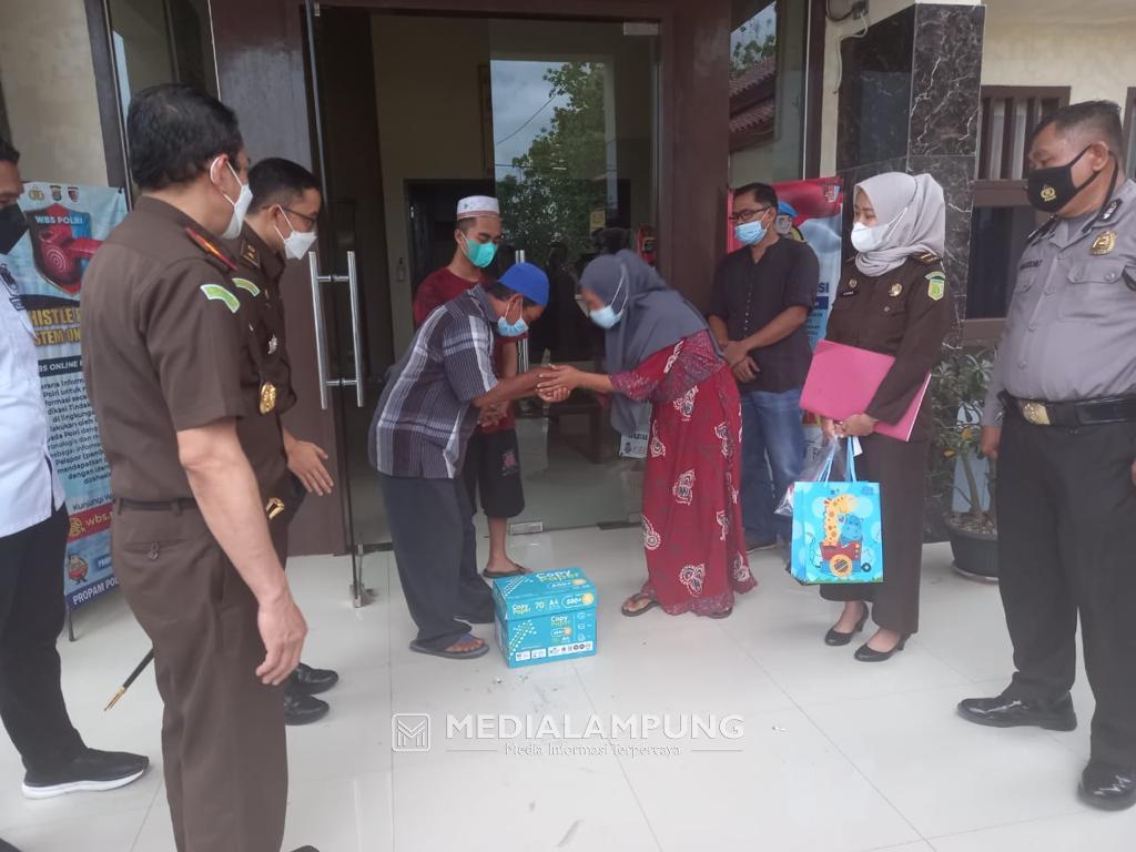 Selain Restorative Justice, R.A.S Mendapat Bantuan HP dari Kajati Lampung dan Kajari Pringsewu