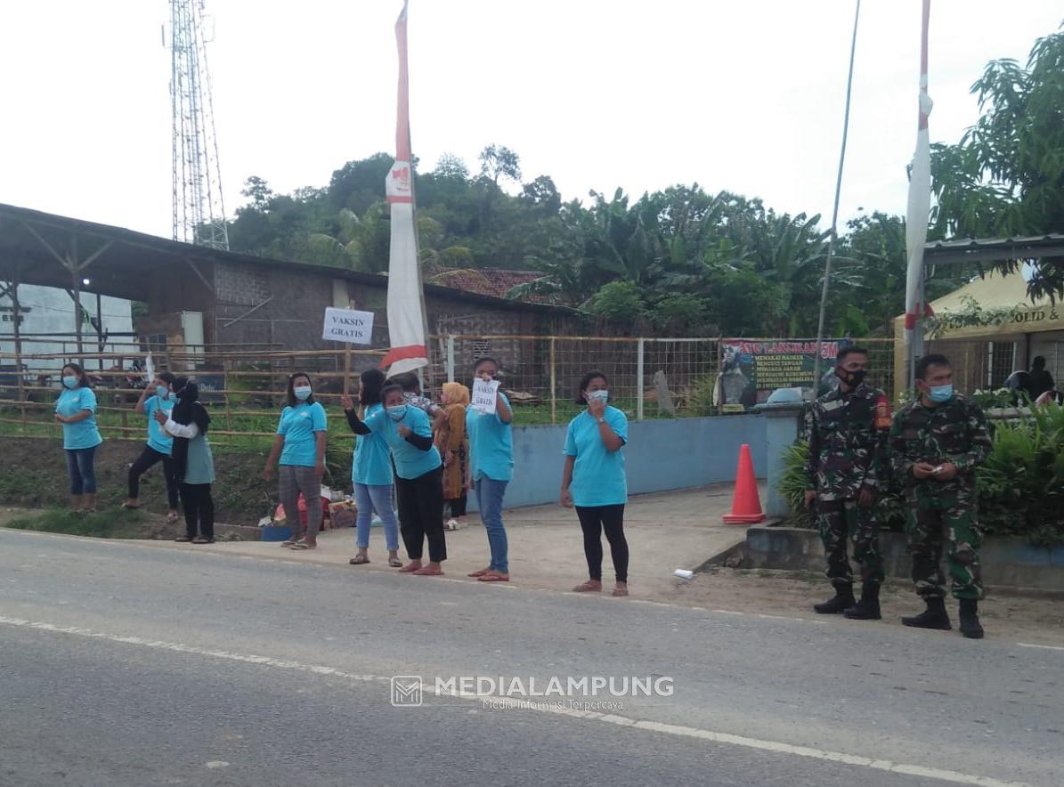 Koramil Panjang Jaring Warga yang Belum Vaksin di Jalan Raya