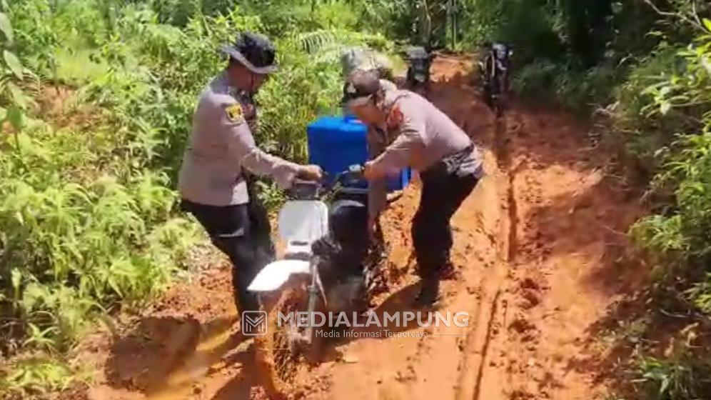 Vaksinasi Keliling di Daerah Terpencil, Lalui Medan Licin dan Terjal