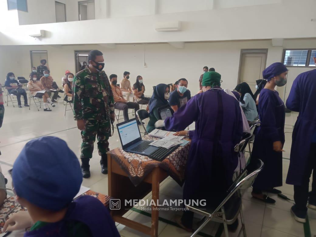 Danramil 410-06/Kedaton Tinjau Vaksinasi di SMA Fransiskus Bandarlampung 