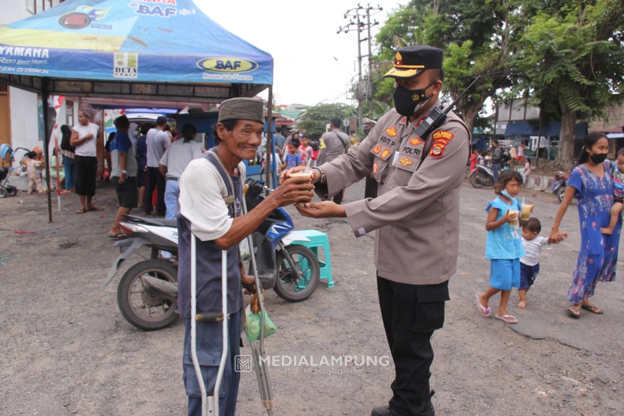 Program Mobil Patroli Berbagi Polresta Bandarlampung Bagikan Berbagai Makanan di Terminal Panjang