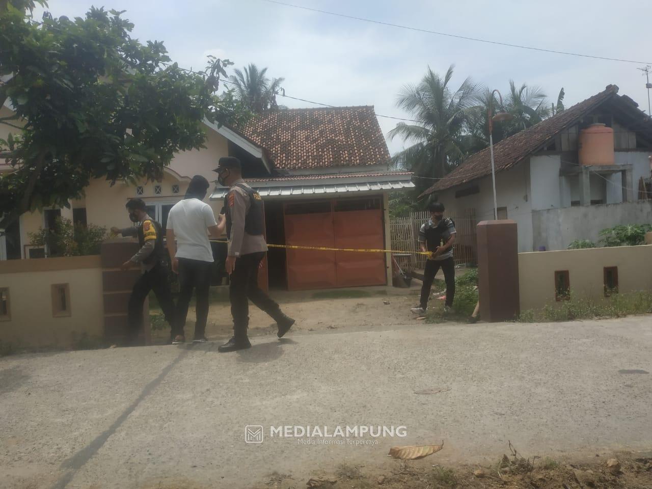 Densus 88 Geledah Rumah Terduga Teroris di Pringsewu