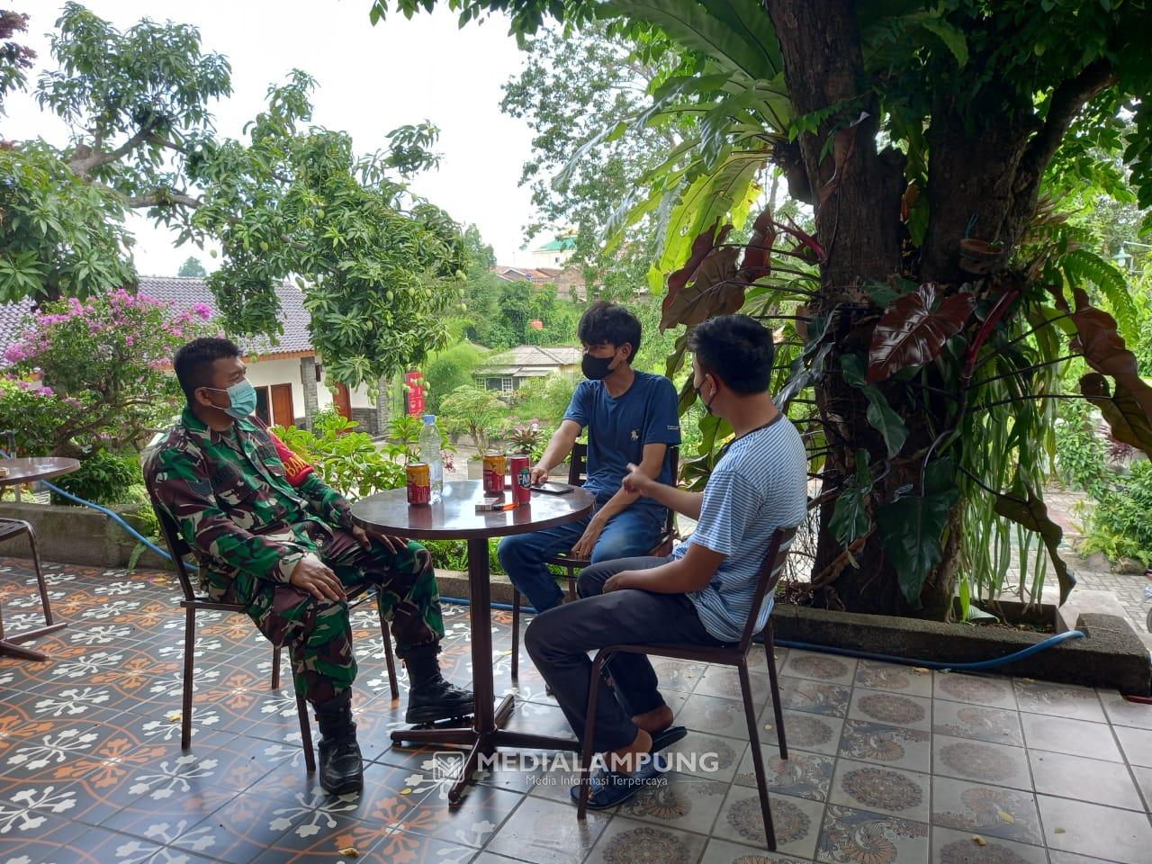 Melalui Komsos, Babinsa Kodim KBL Gencar Sosialisasikan Prokes di Wilayah Binaan