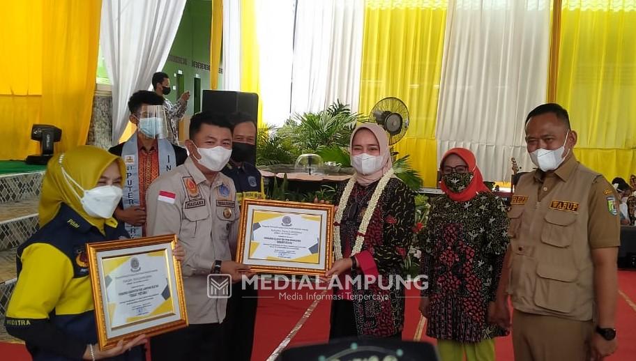 Lantik Pengurus PDBI Pringsewu, Riana Sari Serahkan Penghargaan PDBI Tergiat