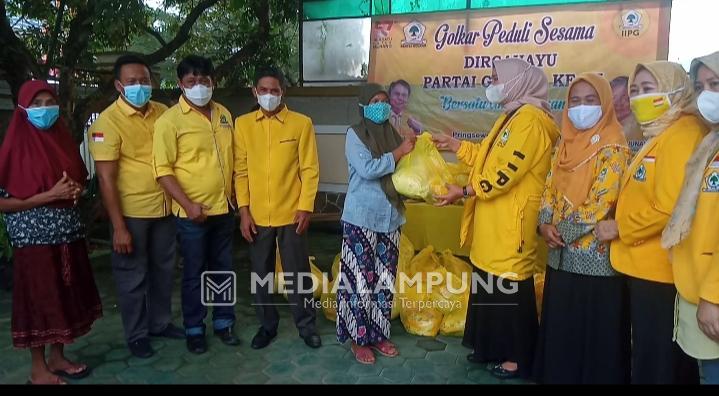 HUT Partai Golkar, Riana Sari Bagikan 500 Paket Sembako di Pringsewu
