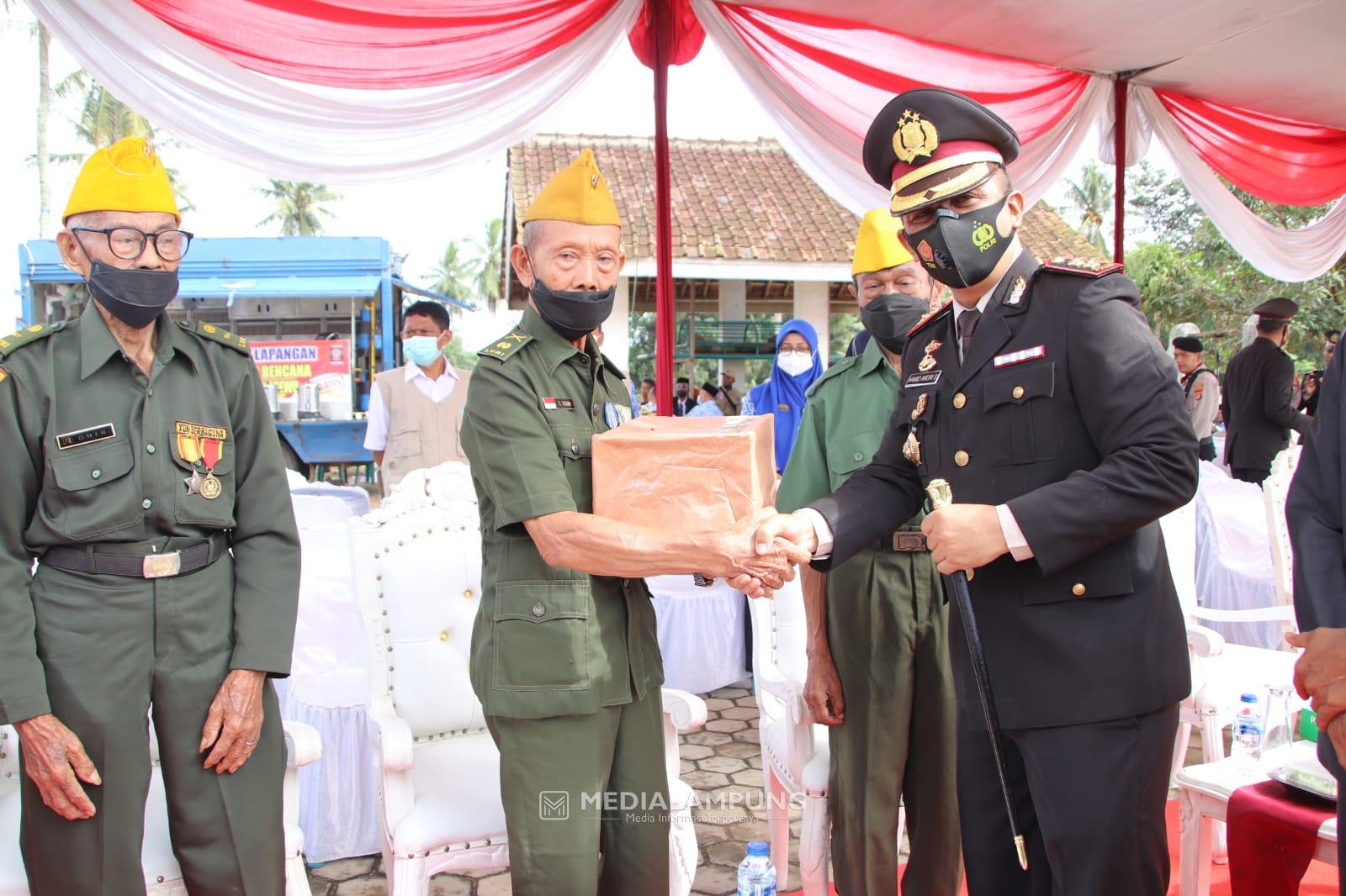 Peringati Hari Pahlawan, Polres Pringsewu Sampaikan Bingkisan untuk Veteran dan Purnawirawan Polri