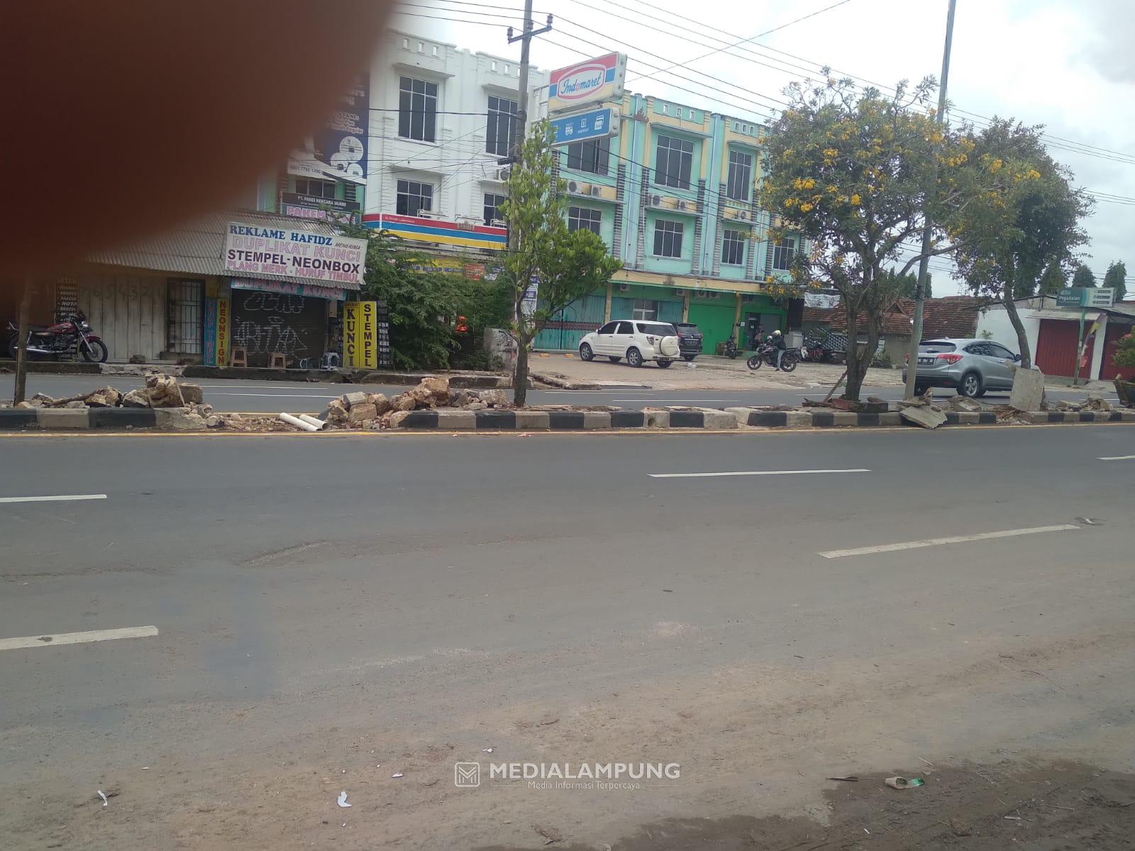 Akibat Banjir di Jalan Z.A Pagaralam, Trotoar Jalan Terpaksa Dirusak