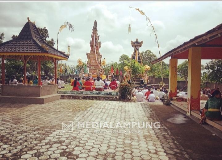 Umat Hindu di Pringsewu Rayakan Galungan Bersamaan dengan Hari Pahlawan