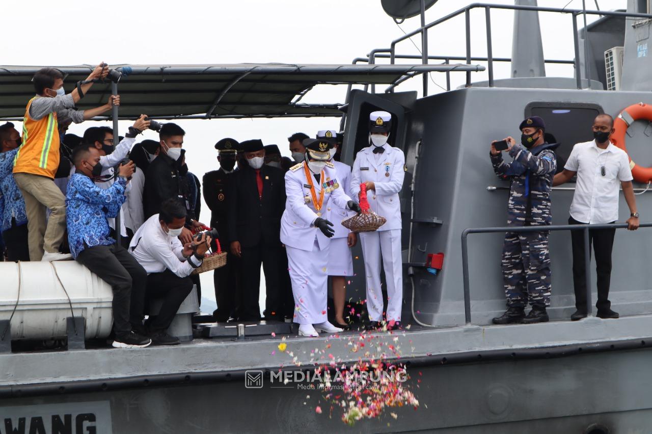 Peringati Hari Pahlawan, Walikota Bandarlampung Tabur Bunga di Laut Panjang