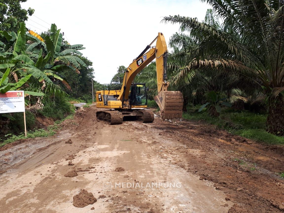 Proyek Pembangunan Jalan di Kampung Sri Rejeki Dikeluhkan