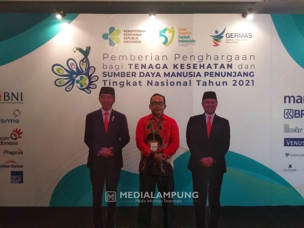 Wakili Lampung, Tenaga Surveilans Pagardewa Terima Penghargaan Kemenkes RI
