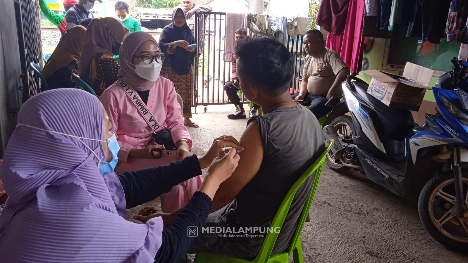 Polsek Kedaton Gelar Vaksinasi Secara Door to Door