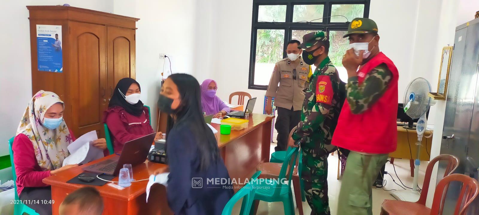 Babinsa Koramil Panjang Monitoring Vaksinasi Covid di Wilayah Binaan