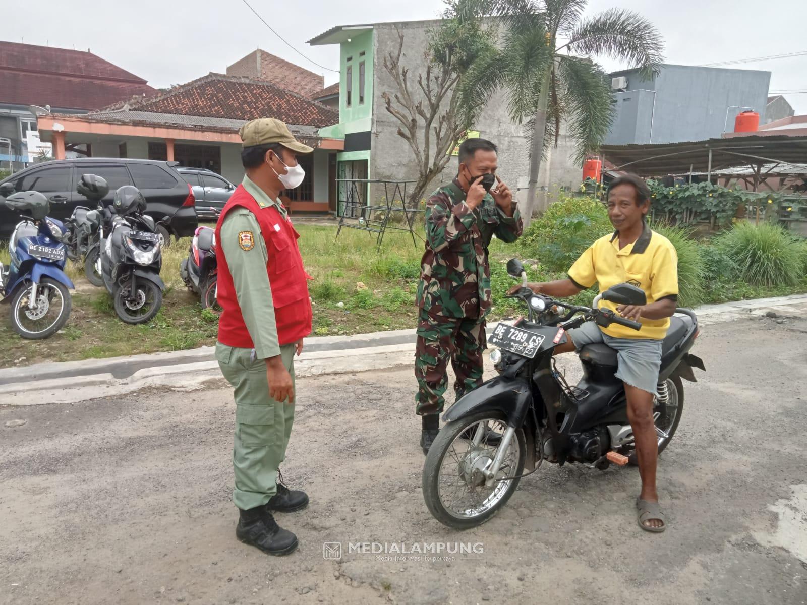 Cegah Penyebaran Covid-19, Babinsa Koramil Kedaton Bersama Linmas Imbau Warga Patuhi Prokes