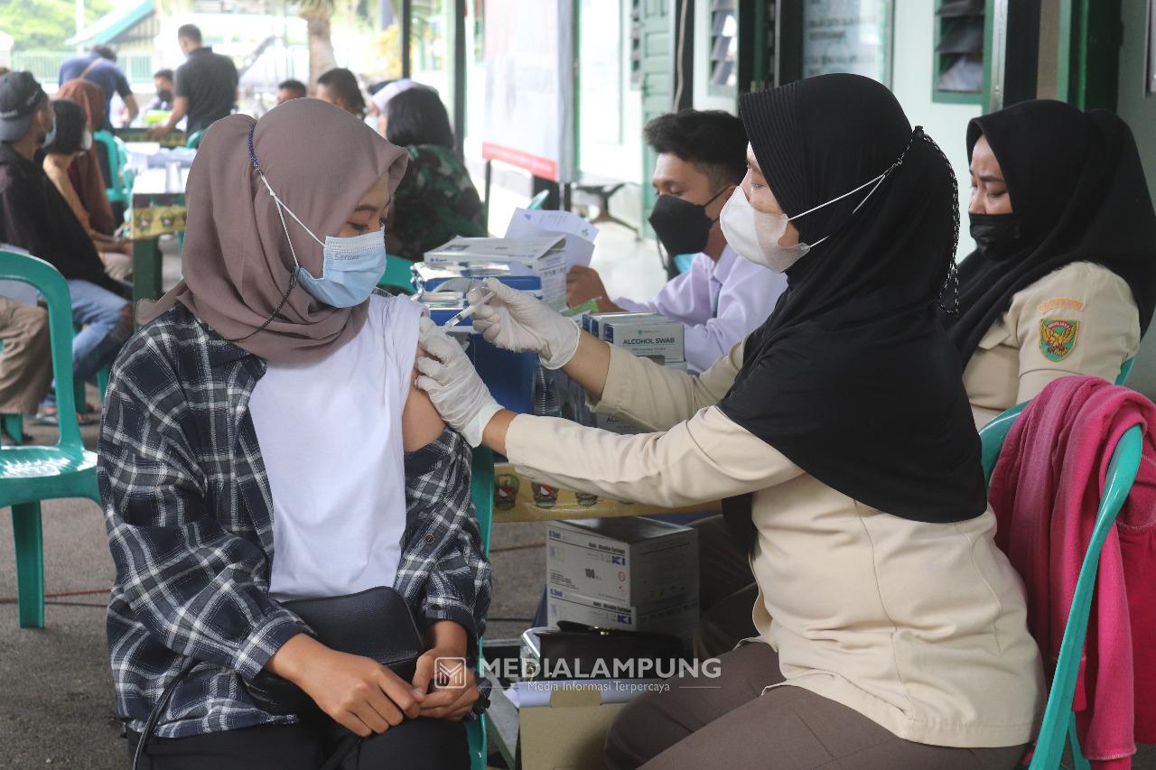 Dukung Percepatan Vaksinasi, Babinsa Jajaran Kodim KBL Ajak Warga Binaan Suntik Vaksin Covid-19