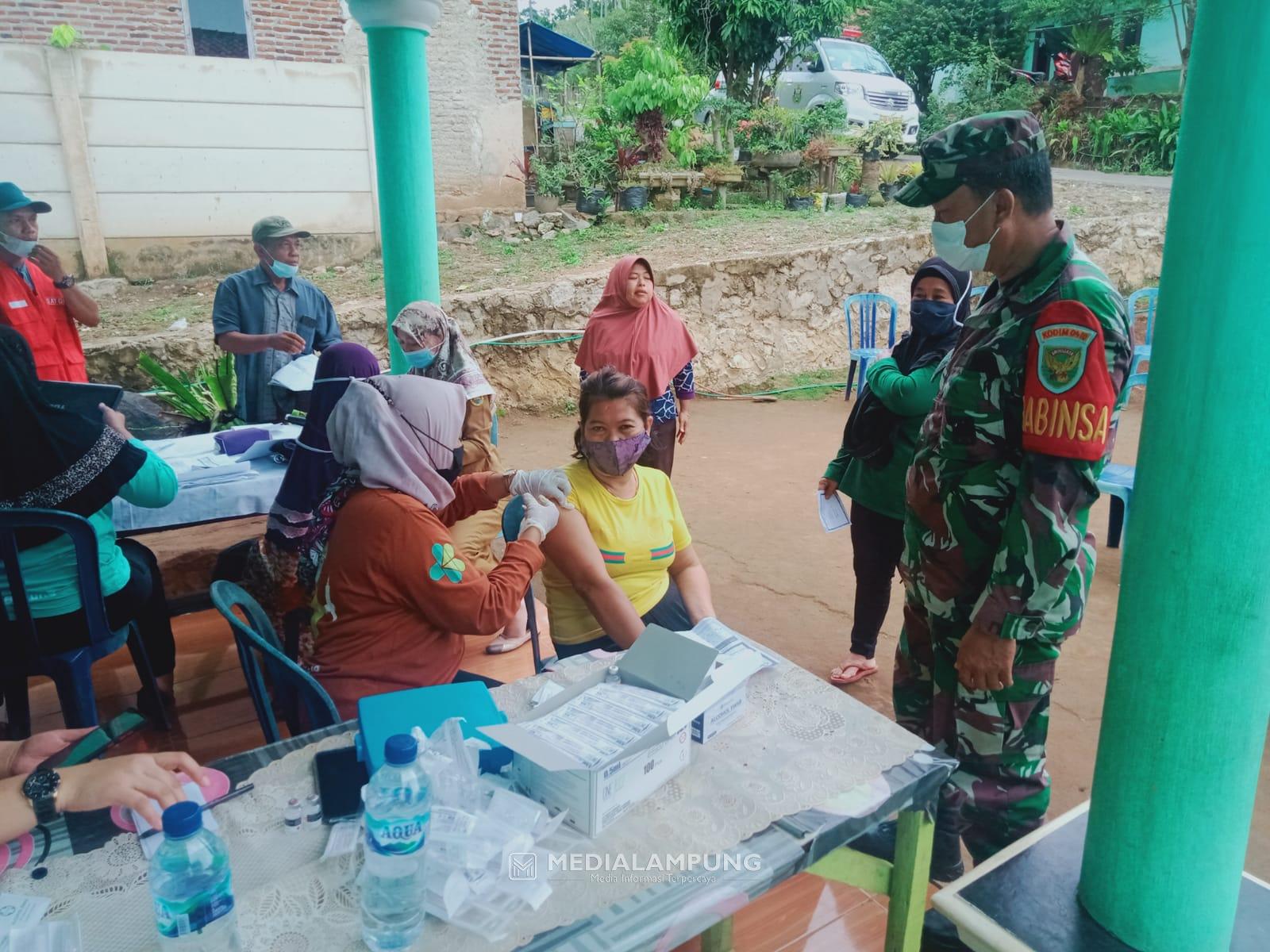 Koramil TBU Gelar Vaksinasi Covid-19 di Pemukiman Warga Wilayah Binaan