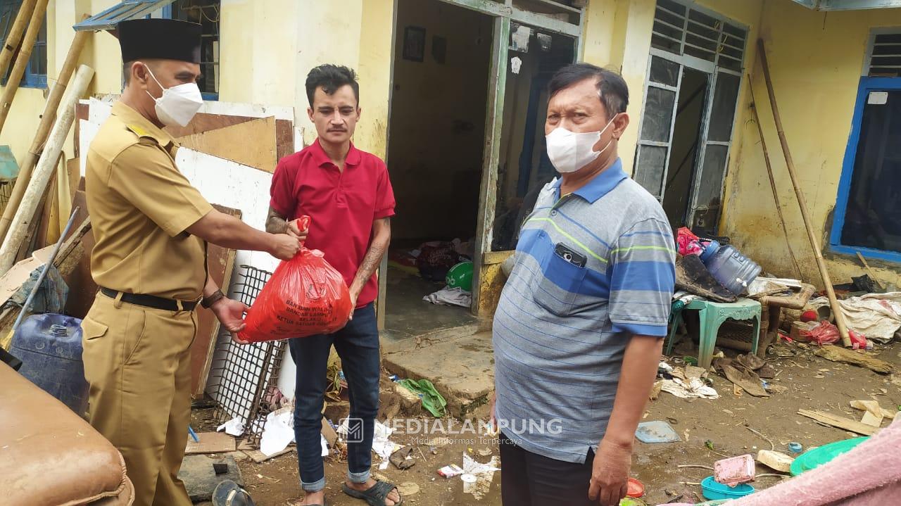 Lurah Mardani Serahkan 10 Paket Sembako ke Warga Terdampak Banjir