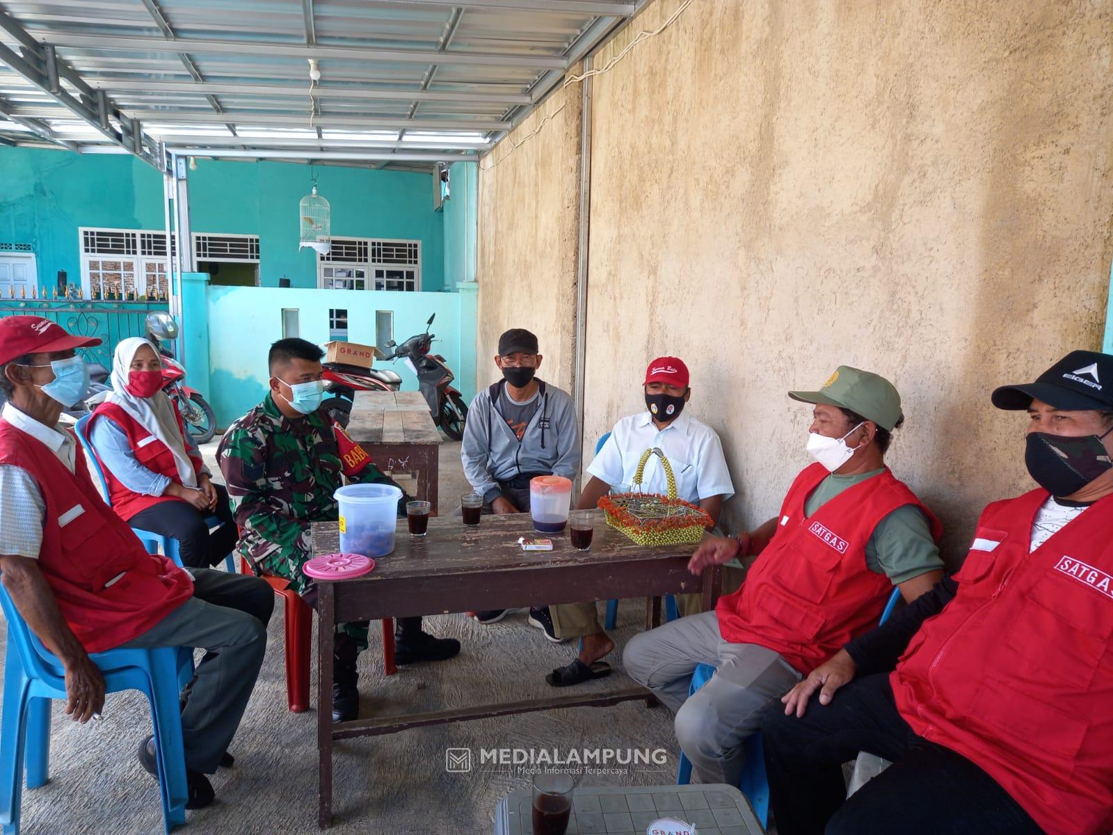 Babinsa Koramil TBU Komsos Bersama Perangkat Kelurahan Sumur Batu