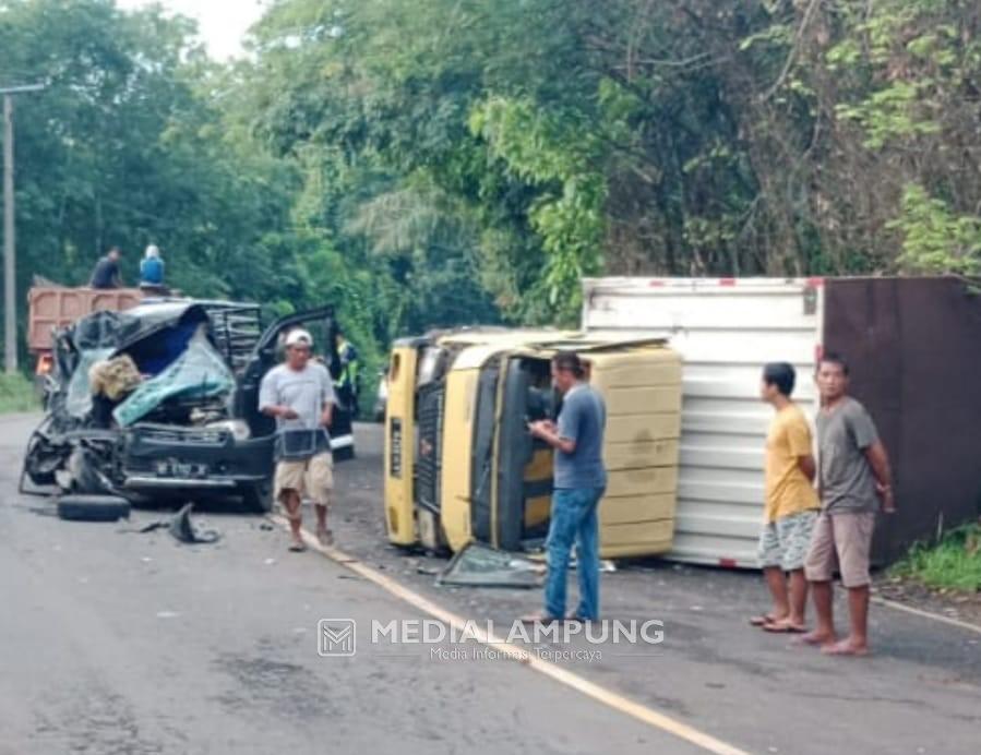 Tabrak Truk Roti, Sopir Pickup Tewas Ditempat