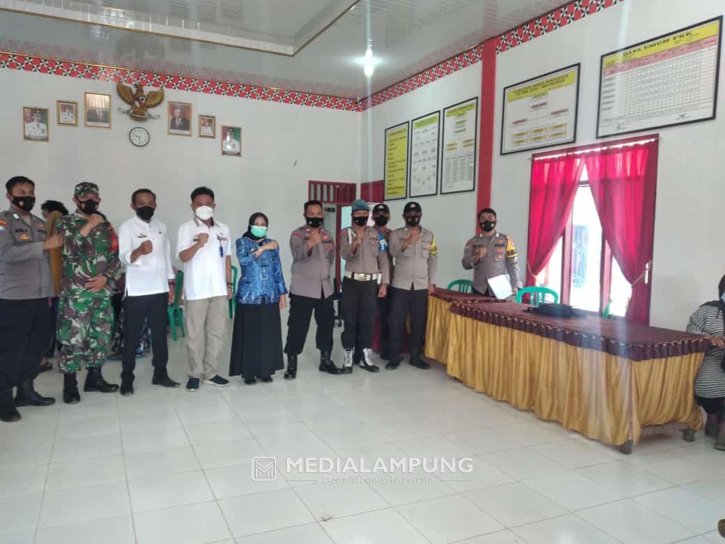 Puskesmas Airhitam bersama Polri-TNI Terapkan Vaksin Keliling Pekon dan Sekolah  