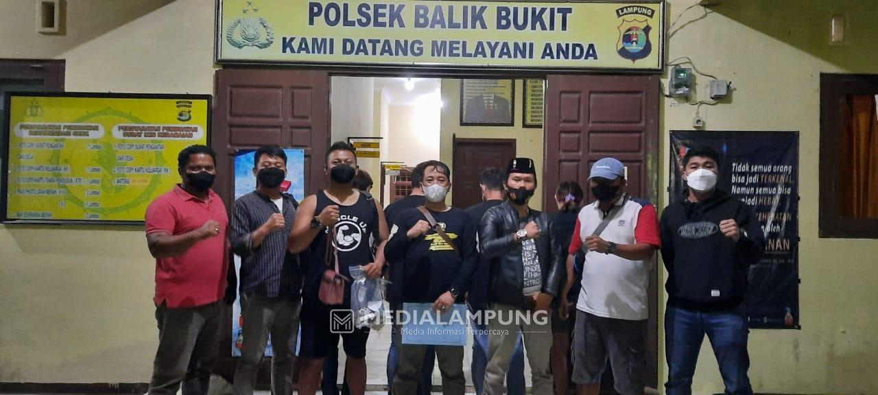 Gadis Berambut Pirang Diamankan Saat Pesta Sabu dengan Tiga Pria