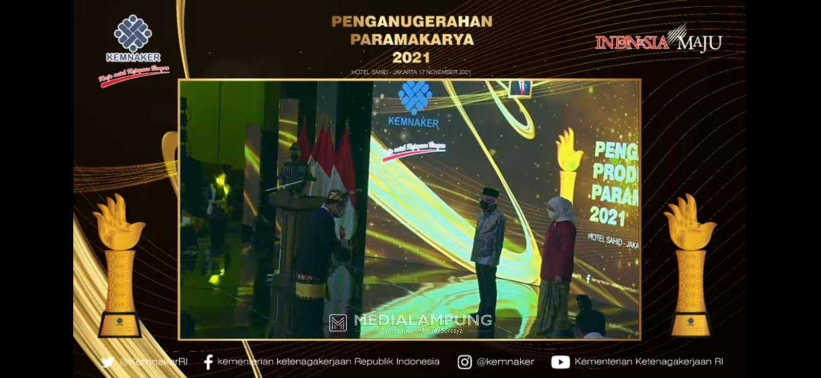 Bersama Gubernur Lampung, CV Ratu Luwak Raih Anugerah Produktivitas Paramakarya Tingkat Nasional
