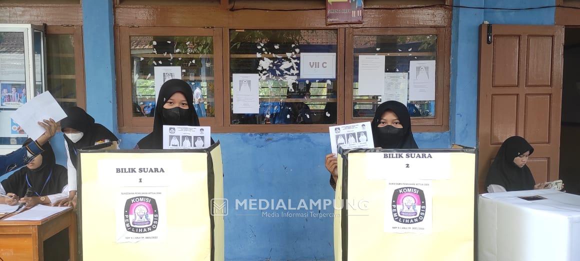 Kenalkan Nilai Demokrasi, SMPN 1 Krui Gelar Pemilihan Ketua OSIS